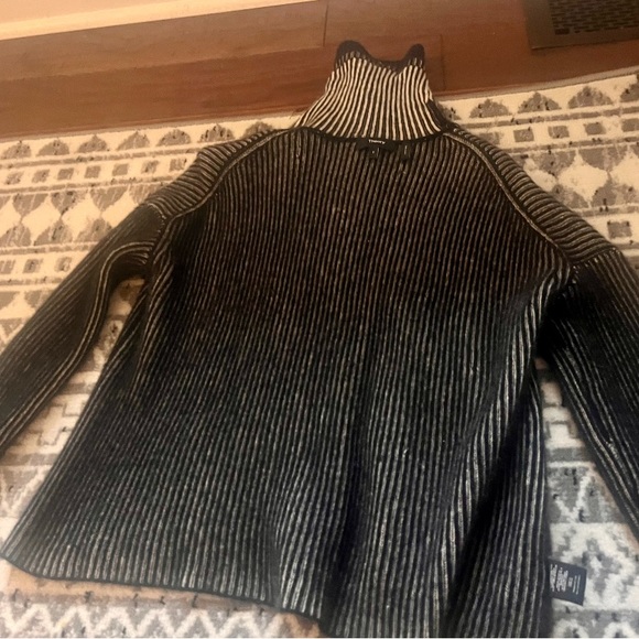 Theory Black/White vertical stripe cashmere turtleneck sweater SZ P - Picture 9 of 10